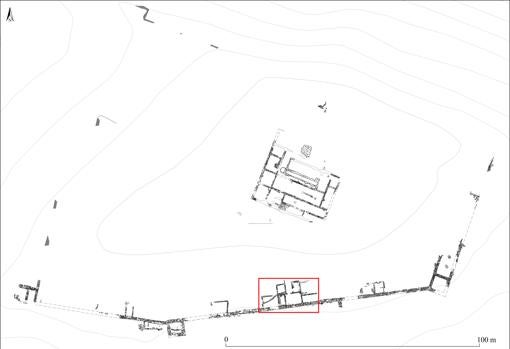 Planta general del castellum. Enmarcadas en rojo, el conjunto de estancias adosadas a la muralla, donde se localizó la tabula lusoria