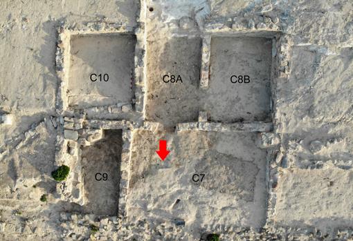 Vista aérea en detalle de las estancias del barracón con el lugar de aparición de la tabula lusoria