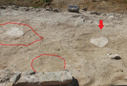 Detalle del ámbito C7 con la tabula lusoria in situ y las estructuras de combustión delimitadas en color rojo