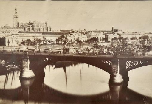 El puente de Triana, con la Catedral y la Giralda al fondo