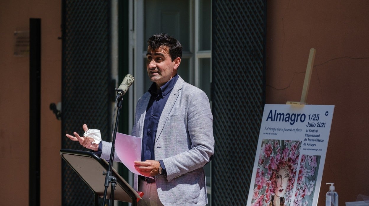 El director del festival, Ignacio García, durante la presentación del certamen en Lisboa