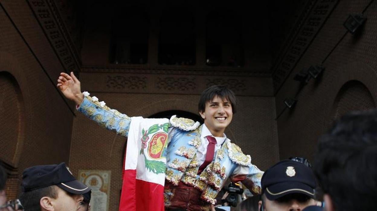 Roca Rey, con la bandera del Perú desde sus primeros grandes triunfos