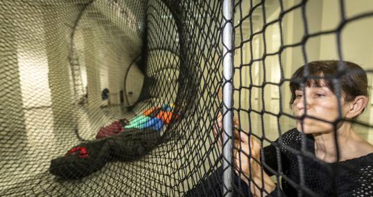 La escultora durante el montaje de su exposición