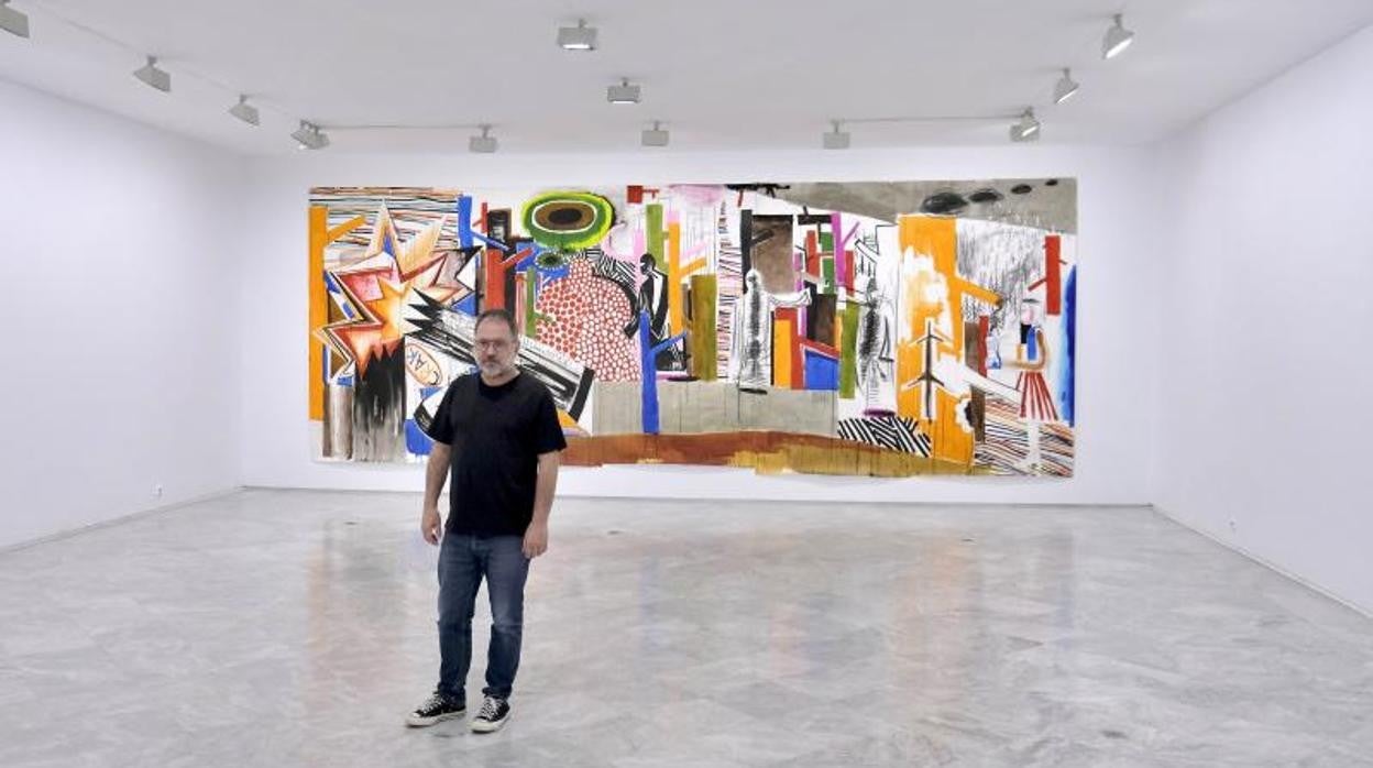 Abraham Lacalle junto a una obra de gran formato titulada 'Fantasmas y crack'