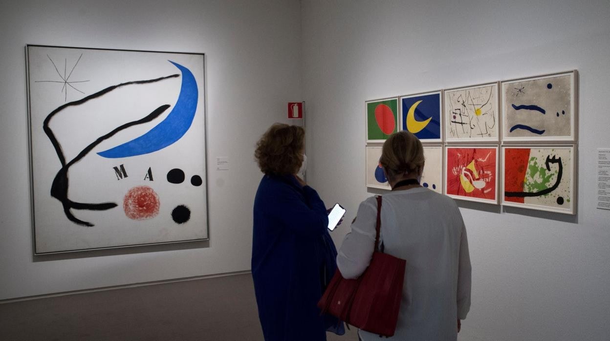 Última sala de la exposición. A la izquierda, 'Poema III'. A la derecha, 'Cántico del sol' de San Francisco de Asís, ilustrado por Miró