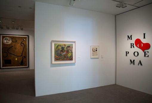 Sala que abre la exposición 'Miró Poema'. En el centro, 'Norte-Sur', primera de las pinturas en la que Miró integra la palabra escrita
