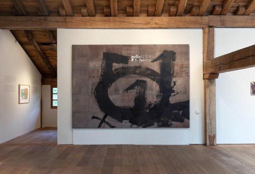 Una de las salas de 'Tàpies en Zabalaga'