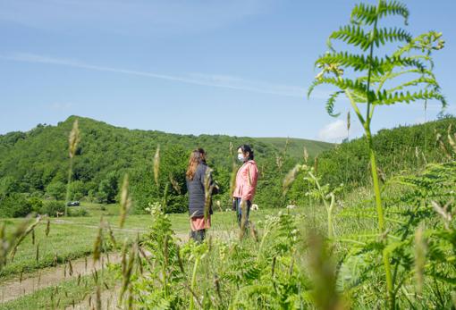 Ángeles González-Sinde y Susana Abaitua, charlando en un momento del rodaje