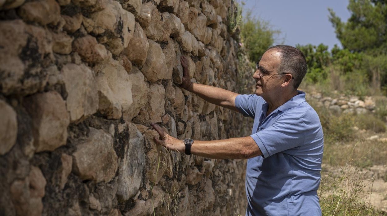 El arqueólogo Albert Ribera, ante un tramo de la muralla de la ciudad visigoda de Valencia la Vella