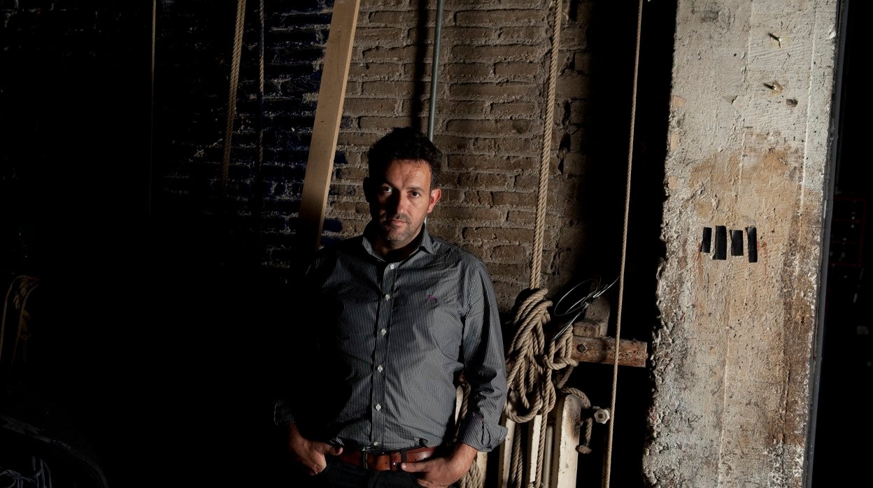 El escritor Mikel Santiago, en una imagen promocional