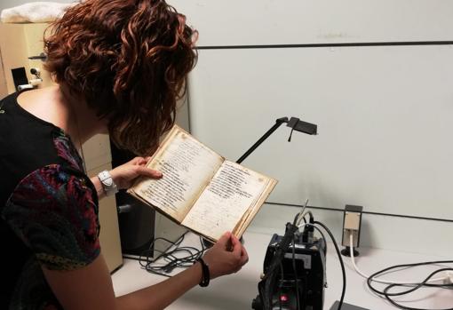 Sònia Boadas, con el manuscrito de 'La niñez del padre Rojas' justo antes de analizar las tintas con el espectrómetro