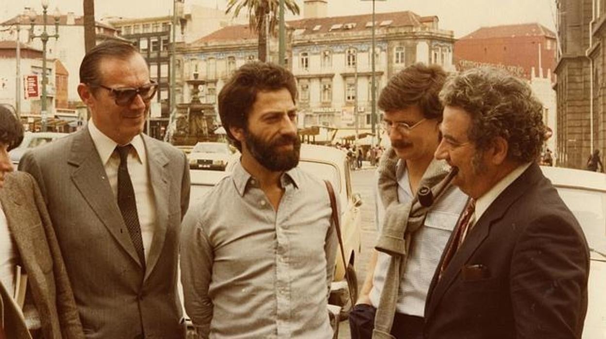 Ángel Crespo, a la derecha, en Oporto, con el poeta António Osório y otros en 1981