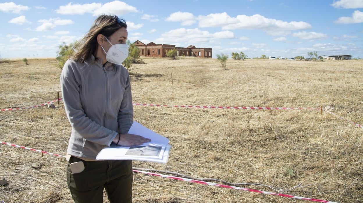 La arqueóloga Sandra Azcárraga explica los hallazgos sobre el terreno