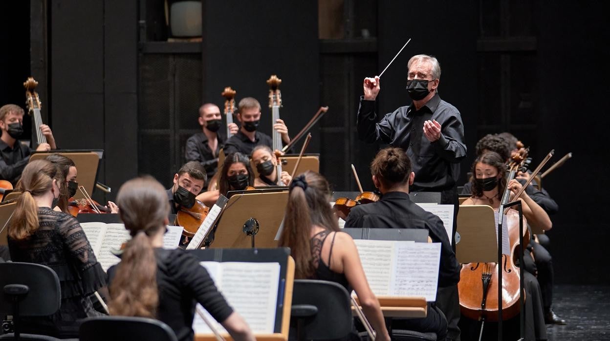 James Conlon dirigiendo a los músicos de la Joven Orquesta Nacional de España