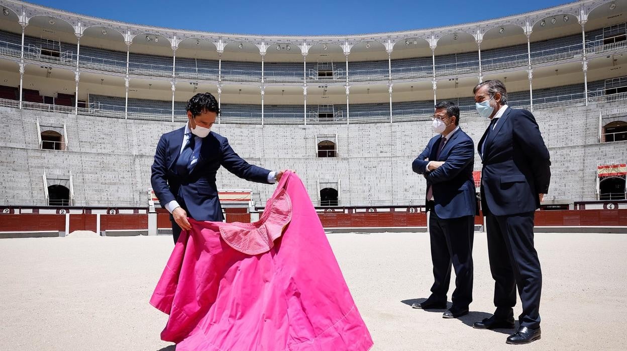 Miguel Abellán torea a la veronica en presencia de Enrique López y Apostolos Tzitzikostas