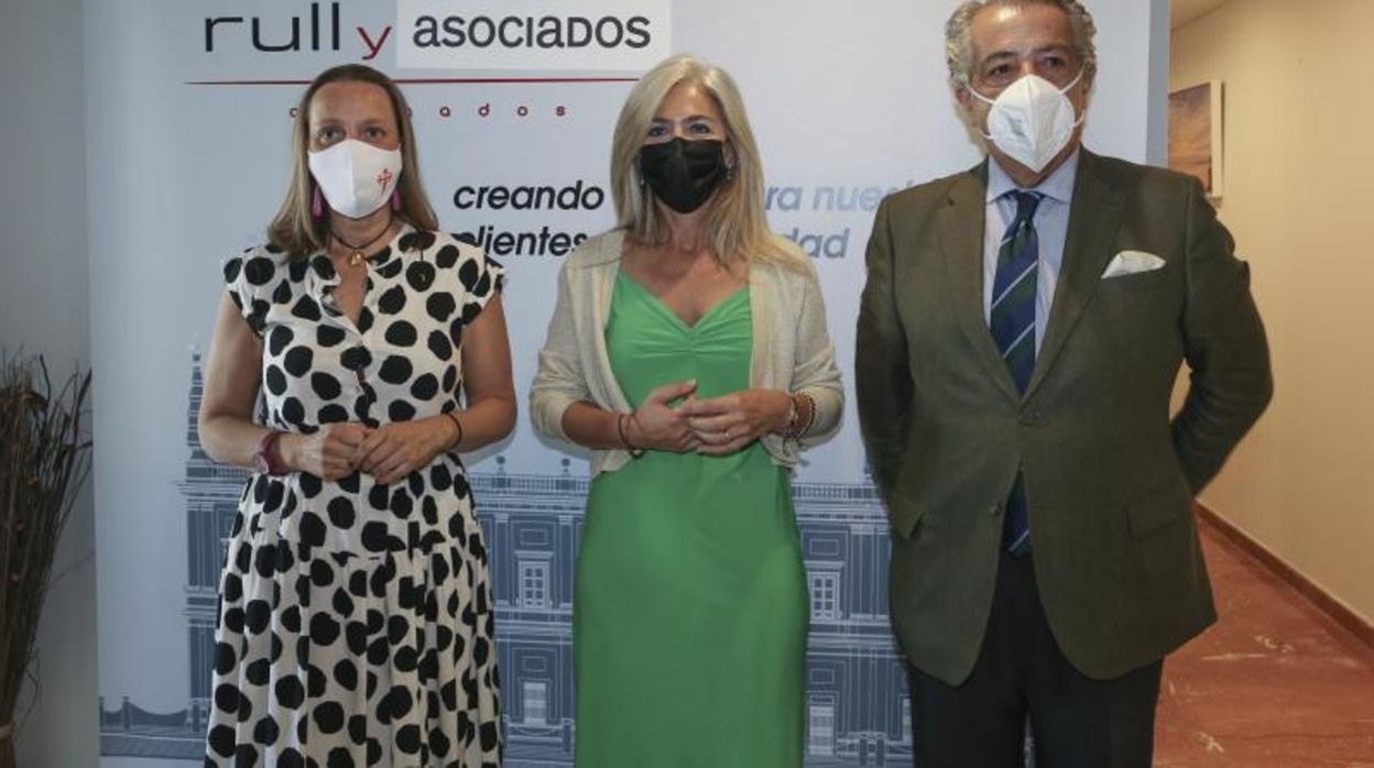 Ana de la Peña, Patricia del Pozo y José Luis Rull, antes del inicio del acto celebrado en Rull &amp; Asociados