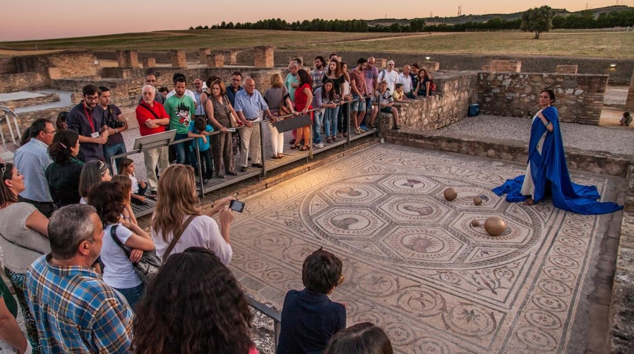 El público puede asistir en Itálica a la caída de la tarde a una visita teatralizada