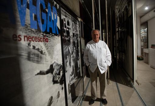 El exempresario posa junto a su colección de fotografía contemporánea