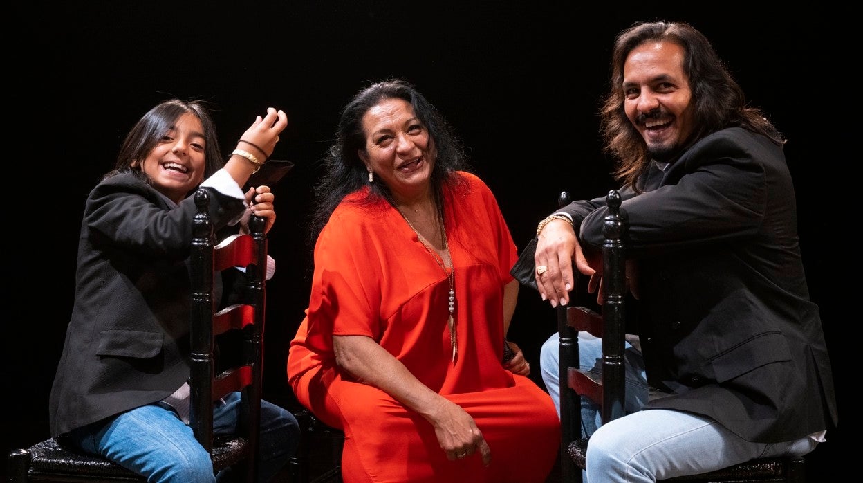 Farruquito junto a su madre, La Farruca, y su hijo, Juan 'El Moreno'