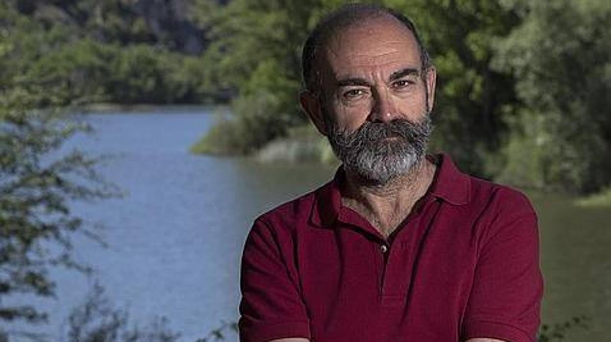 José Ángel González Sainz es escritor, ensayista, profesor y traductor de español