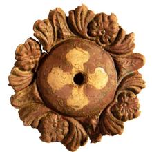 Este medallón adornado con una cruz de oro puede haber formado parte de una brida española.