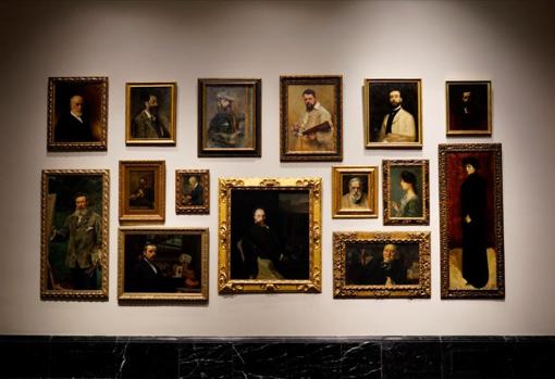 Una de las paredes de la galería de 54 retratos y autorretratos de artistas españoles