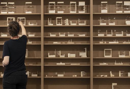 Mar Arza organiza su estantería en Rocío Santa Cruz, un homenaje a Oteiza