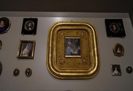 Una vitrina 'encierra' cuarenta miniaturas en una de las salas