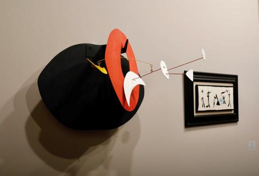 Uno de los raros Calder de pared (izquierda) junto a un Miró en Leandro Navarro