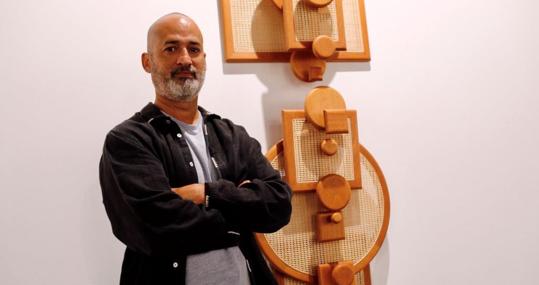 El artista cubano Marco Castillo, ayer en ARCO con una de sus obras