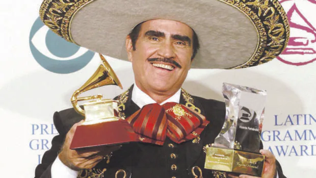 El cantante Vicente Fernández, hospitalizado de urgencia en México