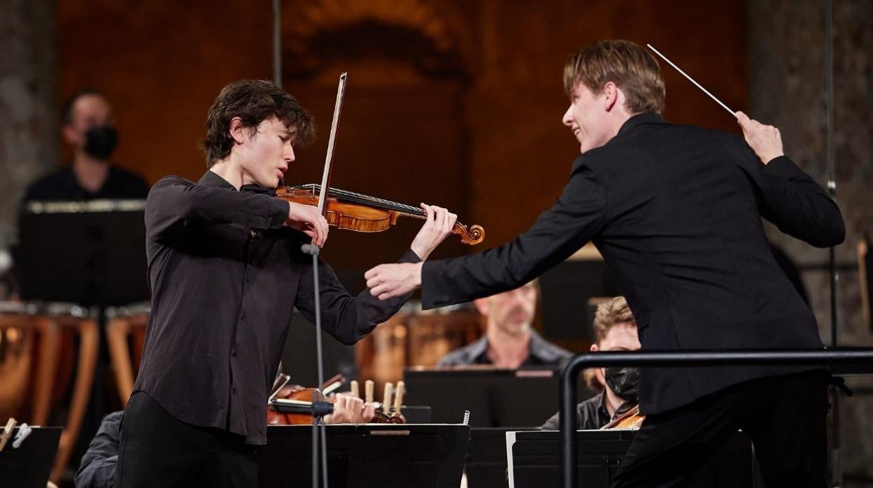 Daniel Lozakovich y el director Klaus Mäkelä durante su actuación en el Palacio de Carlos V