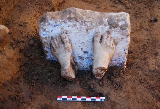 Fragmento de escultura de mármol griega del siglo V a.C. hallado en el Turuñuelo