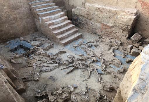 El patio de las Casas del Turuñuelo, aún con los restos