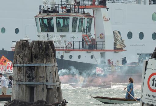 La bióloga Jane da Mosto protesta desde una barca contra la entrada de un crucero a principios de junio