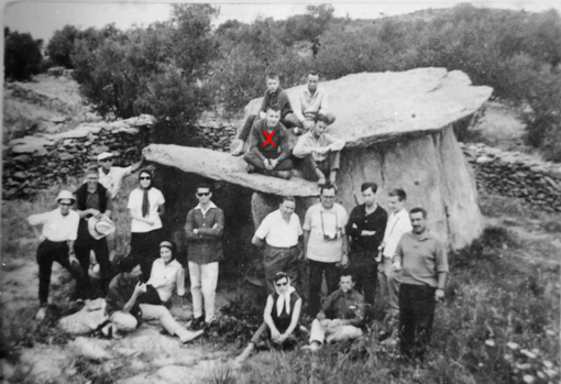 Una visita al dólmen de la Creu d'en Coverlla, por encima de Rosas, en un curso de Ampurias hacia finales de los años 1950