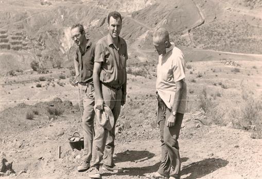 De izquierda a derecha: José María Luzón, Antonio Blanco Freijeiro, Immanuel Ben Door en el Cerro Salomón de Riotinto, excavando un poblado minero fenicio (S.VII-VI a.C.) en 1965.