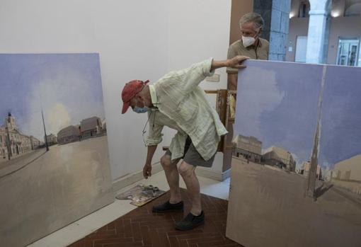 El pintor guarda en la sede de la Comunidad de Madrid los dos cuadros que conforman el díptico de la Puerta del Sol