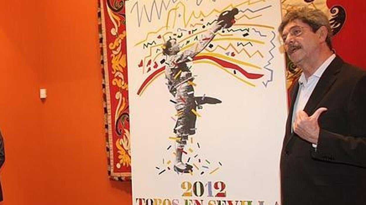 Díaz Urmeneta junto al cartel taurino de 2012 durante la presentación