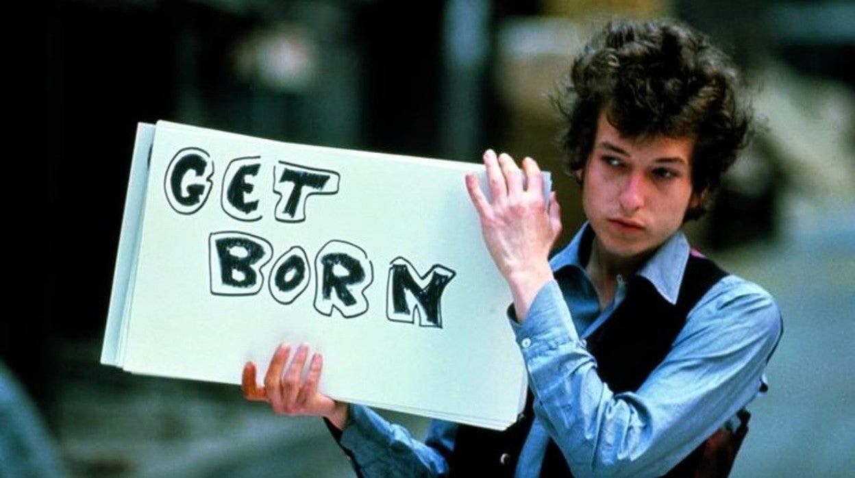 Bob Dylan, en 1965, durante la grabación del videoclip de 'Subterranean Homesick Blues'