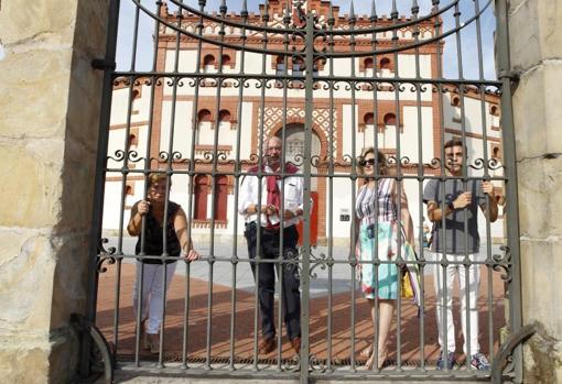 Marga, Josechu, Maritina y Carlos, tras las rejas
