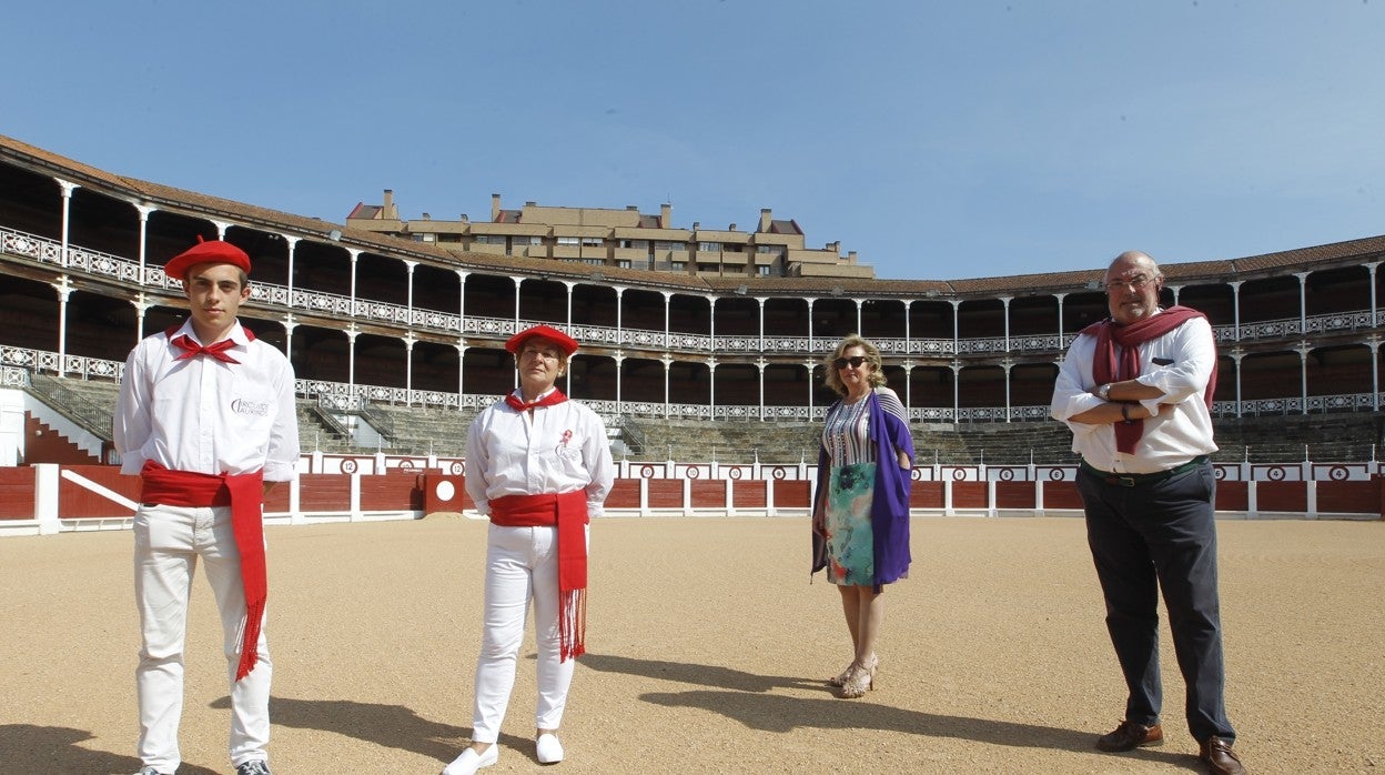 Marga García, Carlos Ménguez, Josechu Mendoza y Maritina Medio, en la plaza de El Bibio