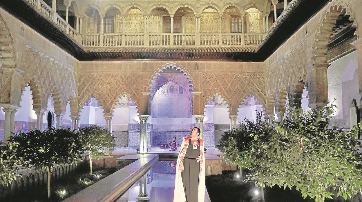 Alfonso X (interpretado por Néstor Barea) paseando por el Patio de las Doncellas del Real Alcázar