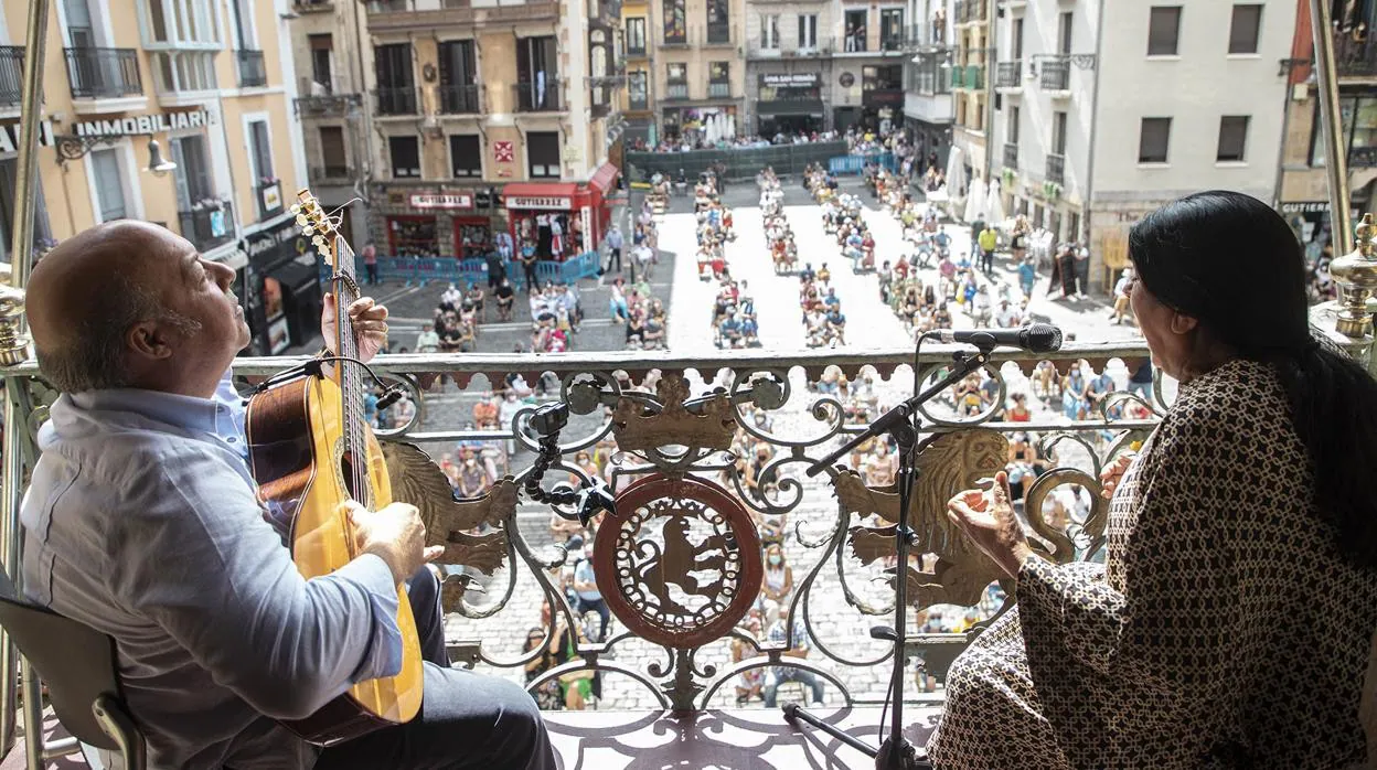 Dolores Agujetas con Domingo Rubichi cantando desde el balcón de la Casa Consistorial