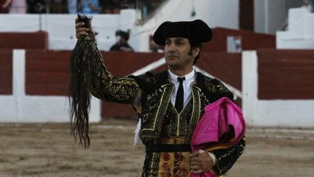 Morante de la Puebla corta un rabo en Linares en su homenaje a Manolete