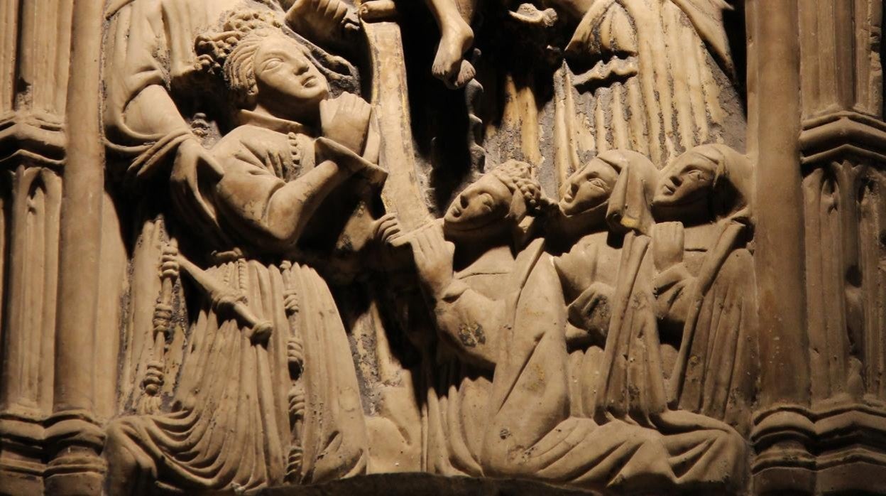 Detalle del relieve en alabastro situado en la portada de la sacristía de San Juan de los Reyes