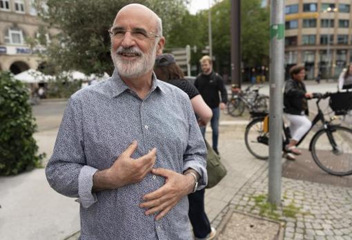 Fernando Aramburu: «Estamos al borde de la catástrofe y seguimos con la Guerra Civil y Cataluña»