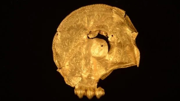 Hallan en Dinamarca un rico tesoro de oro anterior a la época de los vikingos
