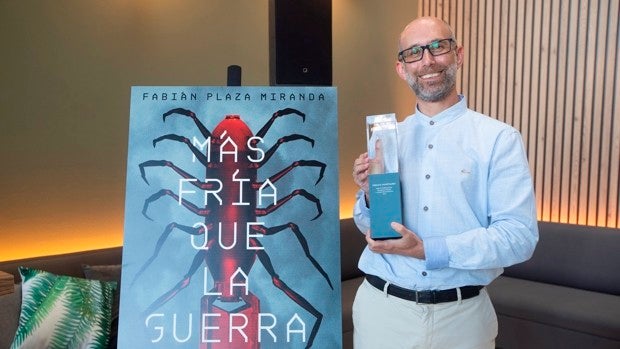 Fabián Plaza gana el premio Minotauro con la ucronía 'Más fría que la guerra'