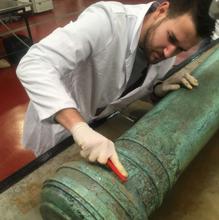 Juan Jesús Oliver trabajando sobre una de las culebrinas